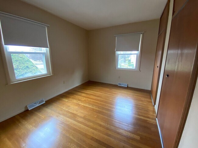 Building Photo - 6-Bedroom Single Family Home