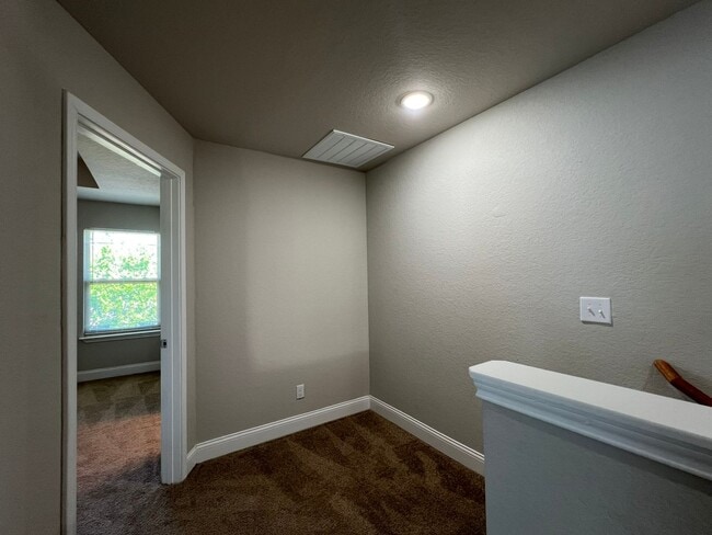 Building Photo - 3-bedroom, 2.5-bathroom townhome in Live Oak!