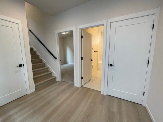 Building Photo - 2Bd/1.75Ba Seattle Townhouse