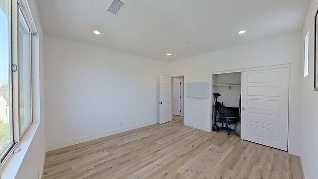 Building Photo - 574 S Motif St