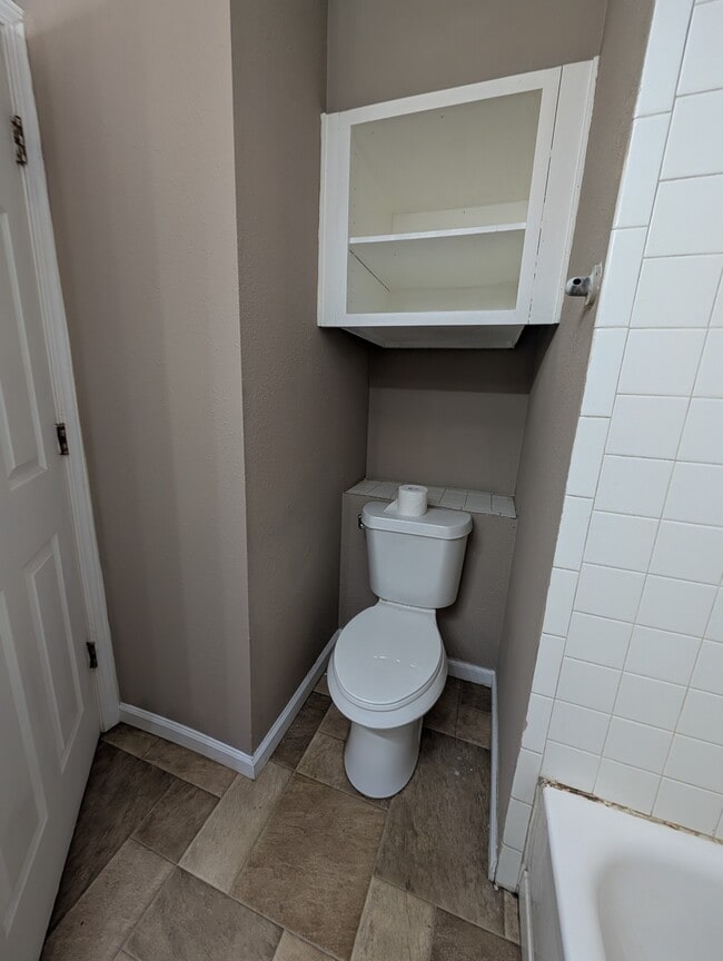 Building Photo - 516 NE Twiss Ave