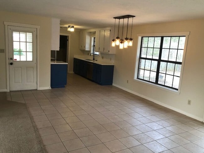 Building Photo - 2202 Holly Hill Dr