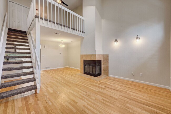 Building Photo - $1,995 - 2 Bed, 2 Bath Lofted Townhome in ...