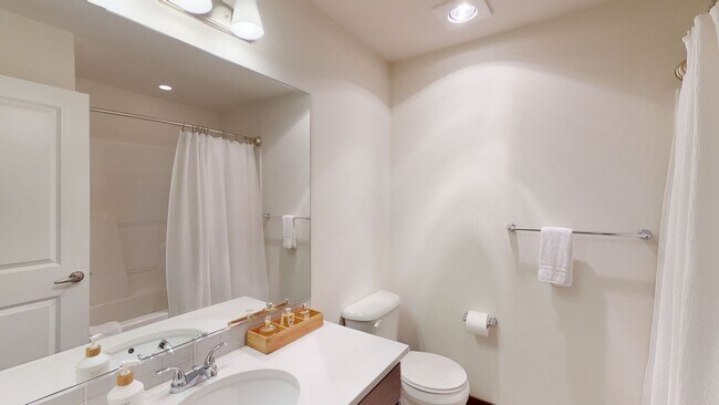 Building Photo - West Seattle Townhome - 2 bedroom 2 bathroom located in Sylvan Ridge Townhomes!  Available now!