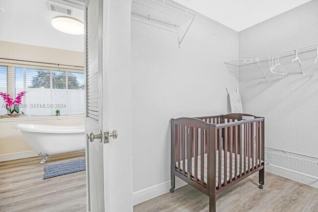 Building Photo - 5320 NE 16th Terrace