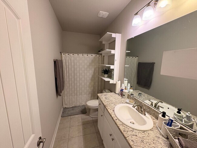 Building Photo - 3258 Lake Crest Dr