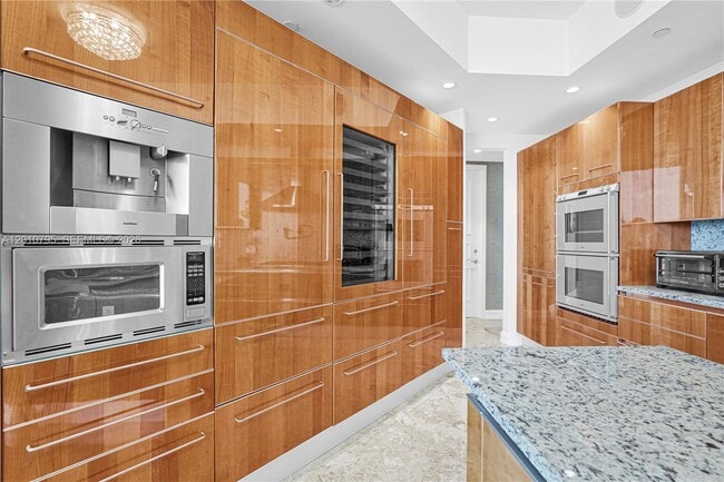 Building Photo - 16051 Collins Ave
