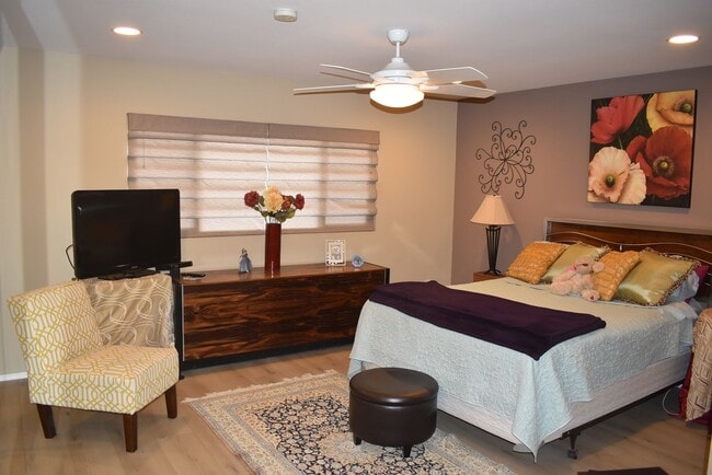 Building Photo - 2 Bedroom 2 Bath Single Story Golf Course ...