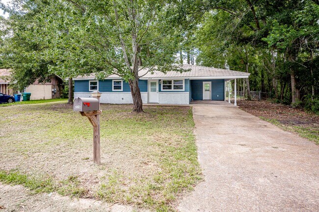 Building Photo - Charming Home in the Heart of Ocean Springs!