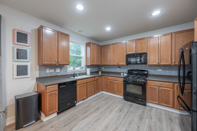 Building Photo - 4333 Schofield Dr
