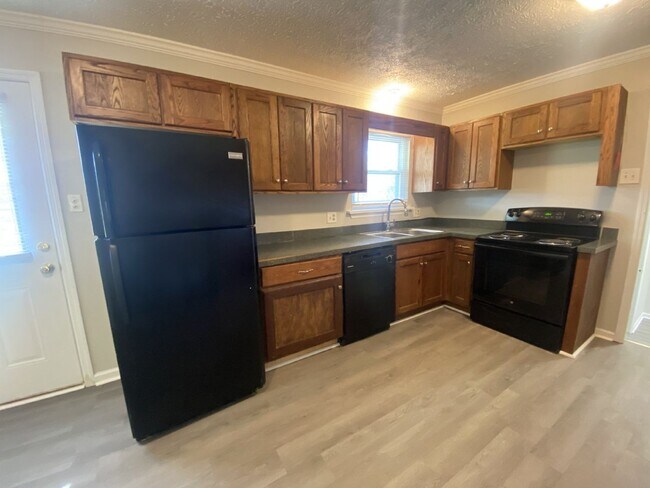 Building Photo - 3 Bed, 1.5 Bath | Charming Neighborhood | Close to Costco, Topgolf, and Shopping