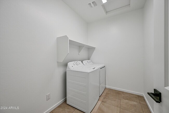 Building Photo - 25303 W Bowker St