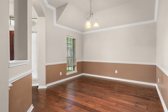 Building Photo - 3715 Crescent Dr