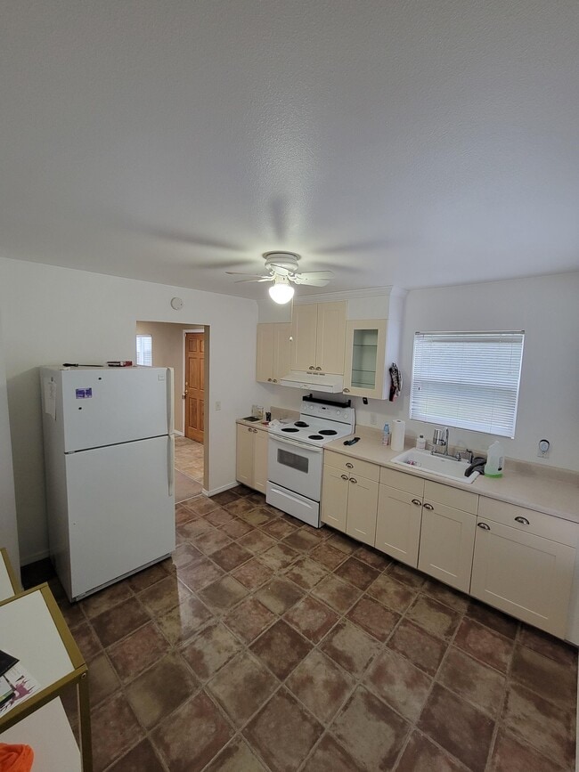 Building Photo - 2201 Union Ave NE