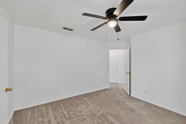 Building Photo - 415 Hidden Ridge Dr