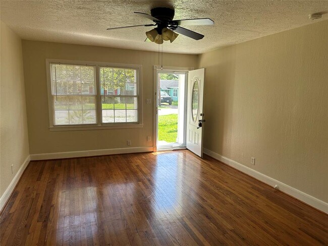 Building Photo - 1016 S Booth Ln