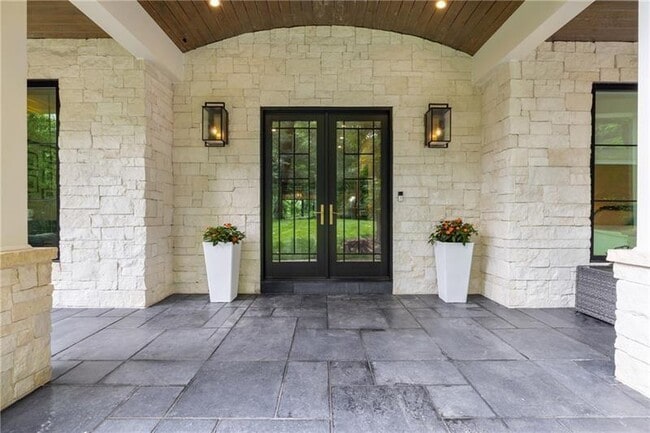 Building Photo - 306 Pinecrest Rd NE