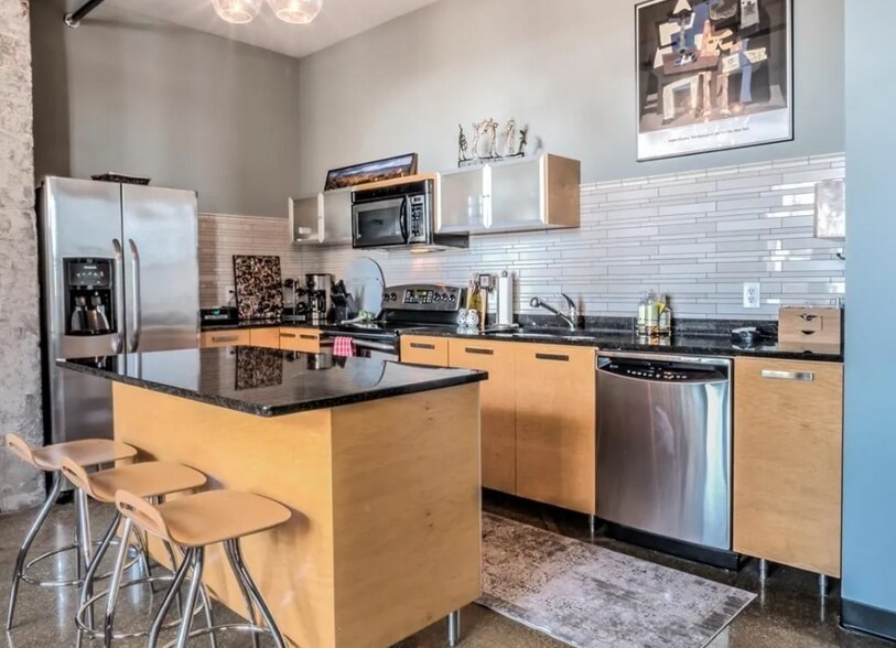 Building Photo - 350 Saint Peter St