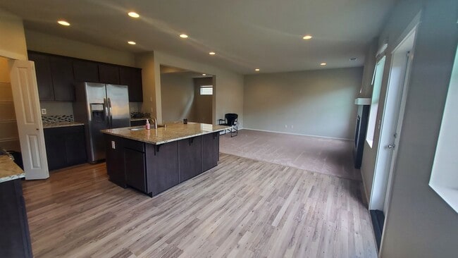 Building Photo - Beautiful Newer Puyallup Home You Will Not...