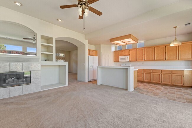Building Photo - 3 Bedroom, 2 Bath home in Double Diamond Neighborhood