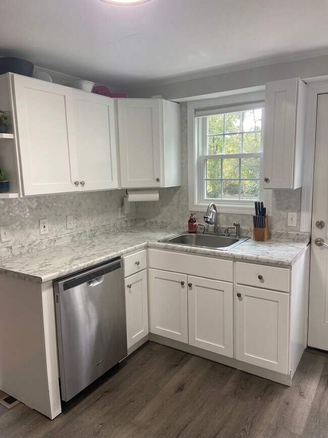 kitchen - 32 Saratoga Rd