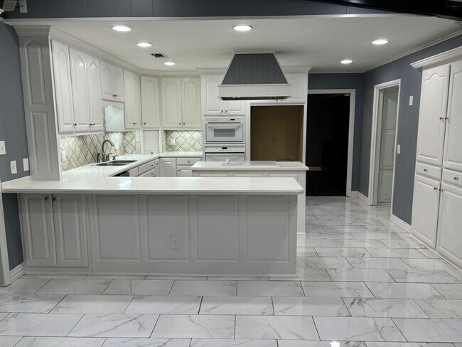 Building Photo - 2627 Bretton Rd