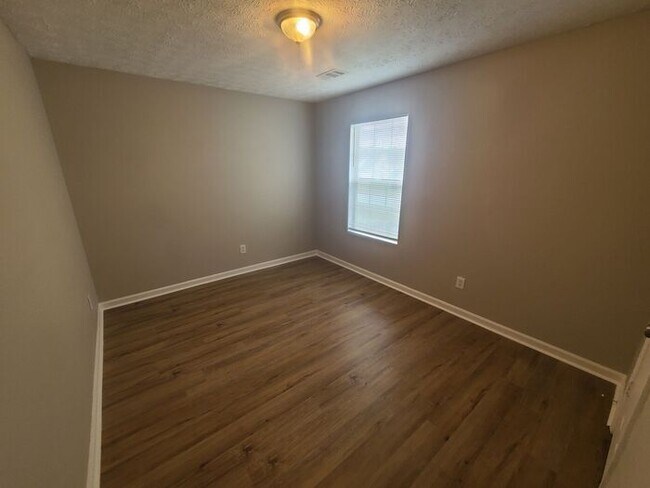 Building Photo - Gorgeous 3BR 2.5BA Home w/ Renovated Kitchen • Fenced Backyard• Garage Parking in Jonesboro