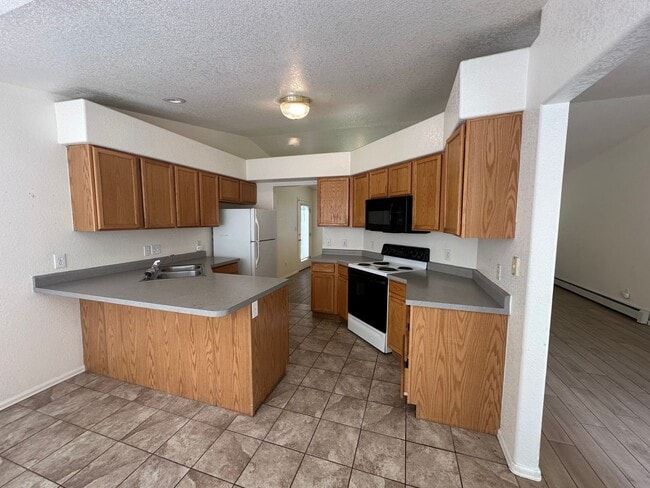 Building Photo - Charming 3 bed 2 bath home!!