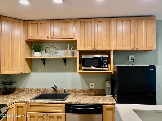 Building Photo - 4 Corinne Ct