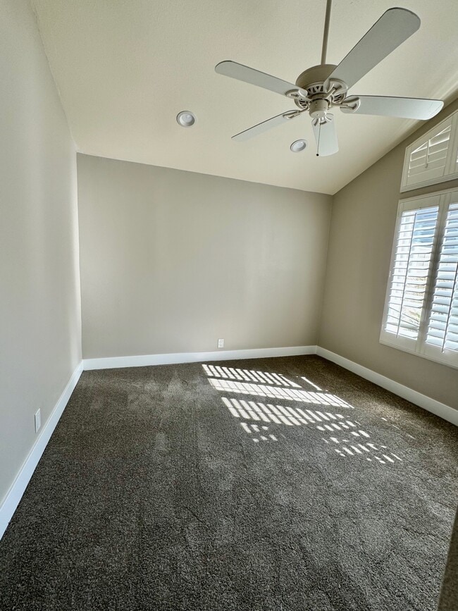Building Photo - 3027 Oakwood Ln