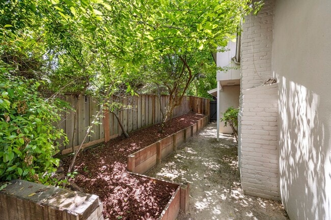 Building Photo - Spacious Menlo Park Retreat with 6 Bedroom...