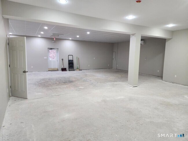 Building Photo - 16 Church St