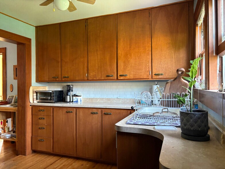 Building Photo - 944 E Mifflin St