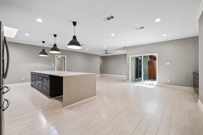 Building Photo - 5703 Eagle Cliff