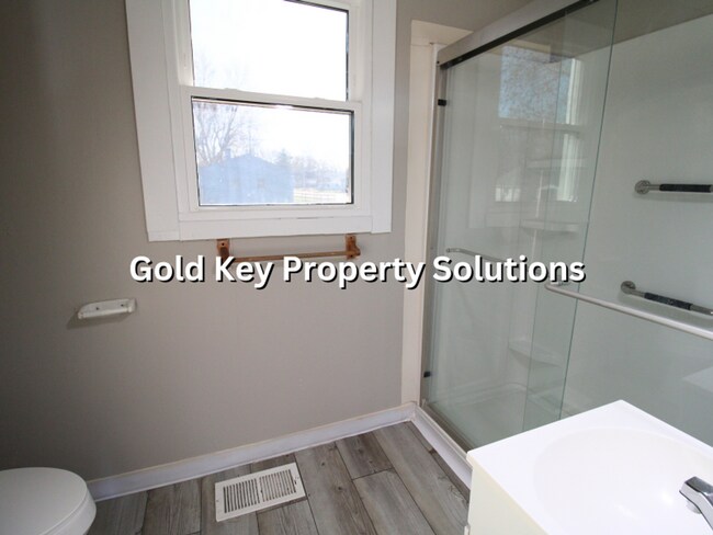 Building Photo - MUNCIE Updated 2 BR 1 BA House with New Fl...