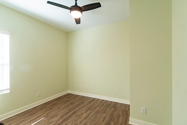 Building Photo - RnR Duplex SoBro