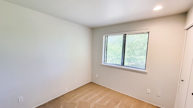 Building Photo - 4 Bedroom + 2 Flex Rooms On 1 Acre