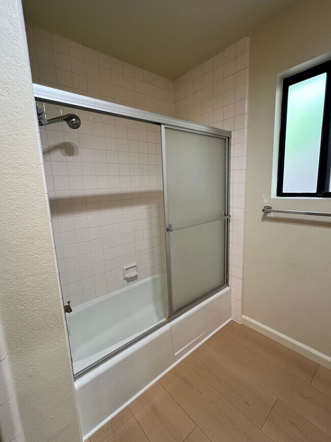 Building Photo - Grand Ave Barakat