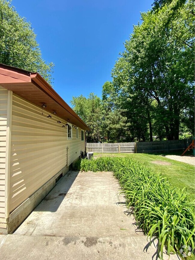 Building Photo - 3435 Charlotte Dr