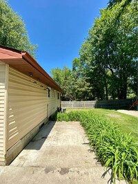 Building Photo - 3435 Charlotte Dr
