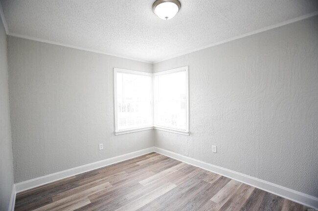 Building Photo - 1305 W 21st St