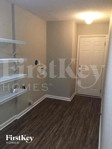 Building Photo - 1777 Watling St