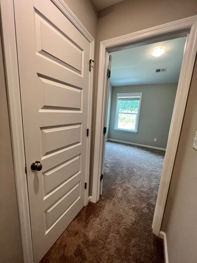 Building Photo - 3BR/2.5 BATH Townhome with Garage & Fenced...