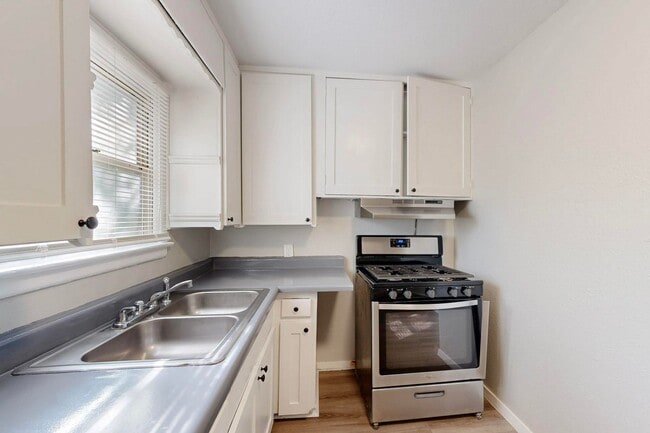 Building Photo - Charming 2-Bedroom Cottage with Big Backyard