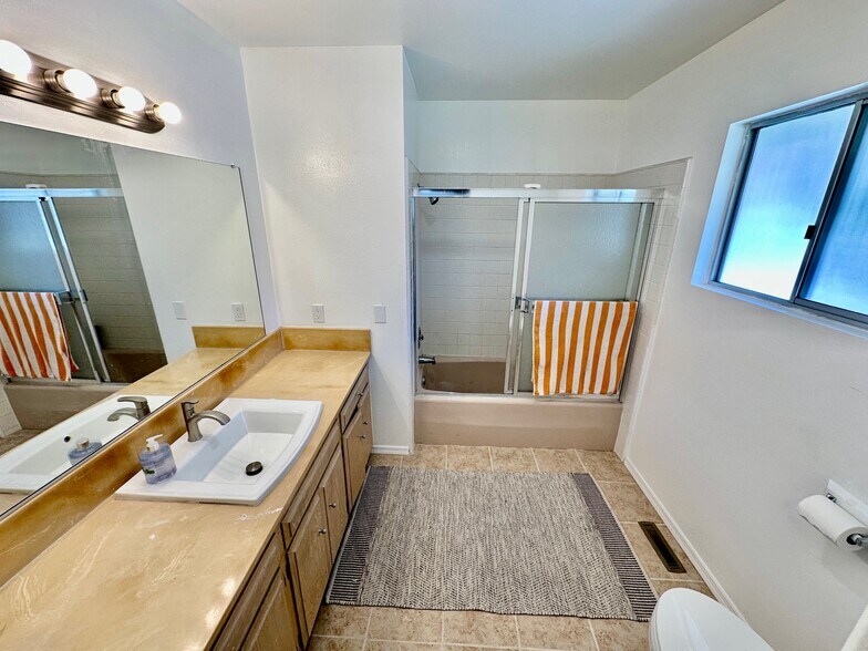 2 Master bedrooms w/private baths! - 31324 Club Vista Ln