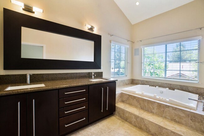 Building Photo - 3055 E Hillcrest Dr