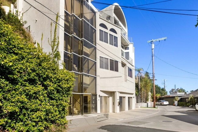 Building Photo - 8435 Franklin Ave