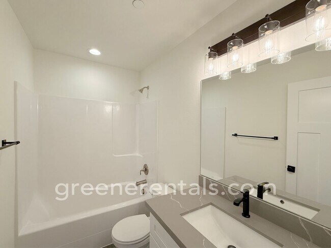 Building Photo - 2545 Natola Dr SE