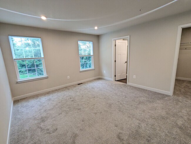 Building Photo - New Build (never lived in) townhouse avail...