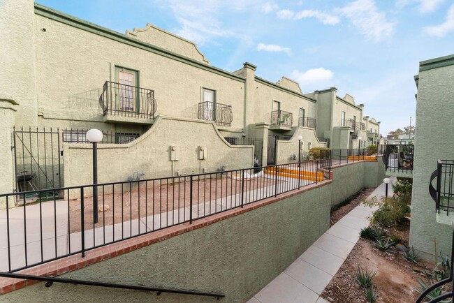 Building Photo - Charming two story townhome with all of th...